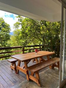 une table de pique-nique en bois sur une terrasse avec vue dans l'établissement Diferencia eco retreat, à San José de Las Matas 74 autres photos