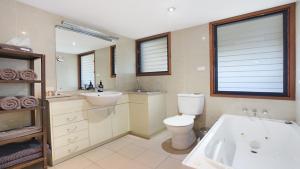 a bathroom with a tub and a toilet and a sink at Tea House - The Vintage in Pokolbin +5 photos