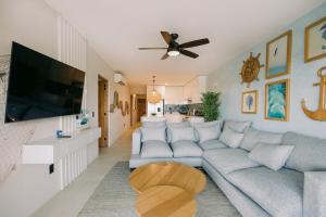 a living room with a couch and a flat screen tv at Maritime Apartment Sea View in Huatulco, 2 Rec in Bahías de Huatulco