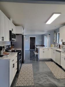 una grande cucina con armadietti e elettrodomestici bianchi di Casa Azul a Prosser