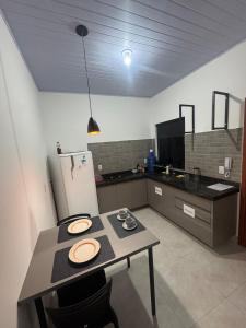 RedençãoFlat Mobiliado no centro的厨房里有一张桌子，桌子上放着两个盘子