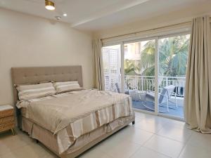 Ένα ή περισσότερα κρεβάτια σε δωμάτιο στο Exquisite Barbados Townhome
