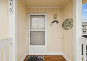 une porte blanche sur une maison avec une fenêtre dans l'établissement Hello Sunshine at Sandpiper Cove, à Destin 28 autres photos