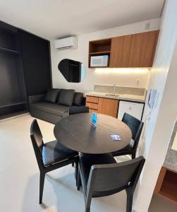 mały salon ze stołem i krzesłami w obiekcie Porto Alto Resort w mieście Ipojuca