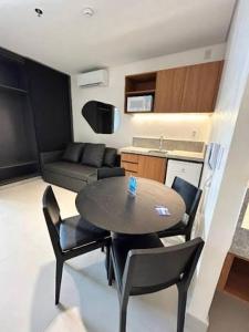 mały salon ze stołem i krzesłami w obiekcie Porto Alto Resort w mieście Ipojuca +18 zdjęć