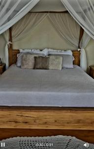 Postel nebo postele na pokoji v ubytování Sítio Recanto da Paz Casa Amarela + 13 fotografií