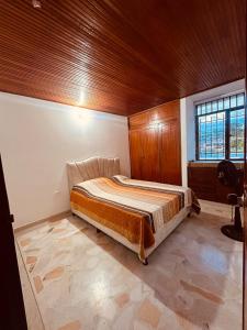 Un pat sau paturi într-o cameră la Apartamento muy cómodo cerca del Hospital