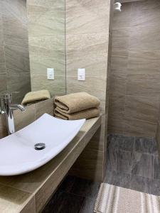Un baño de Acogedora suite con entrada independiente 4 fotos más