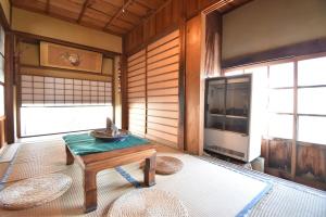 Habitación con mesa y sillas. en 庵治みなと番所, en Takamatsu
