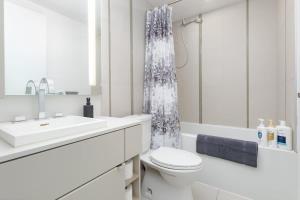 Ένα μπάνιο στο Chic 1BR King Suite TOs Entertainment District