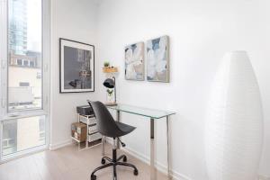 Φωτογραφία από το άλμπουμ του Chic 1BR King Suite TOs Entertainment District στο Τορόντο