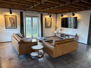 un soggiorno con due divani e un tavolo di The Podium Accommodation - Oatlands, Tasmania a Oatlands