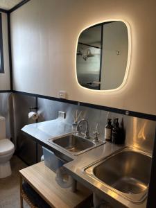 un bagno con lavandino e specchio di The Podium Accommodation - Oatlands, Tasmania a Oatlands Altre 15 foto