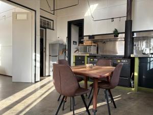 una cucina con tavolo e sedie in legno di The Podium Accommodation - Oatlands, Tasmania a Oatlands