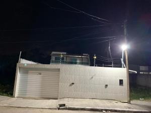 ein Gebäude mit einem Garagentor und einer Straßenlaterne in der Unterkunft Casa Moderna em Nossa Senhora do Ó, Porto de Galinhas! in Ipojuca