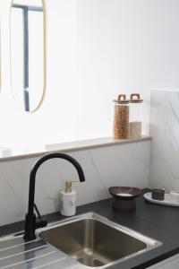 een aanrecht met een spoelbak en een spiegel bij A Marbled Touched Haven in Antwerpen