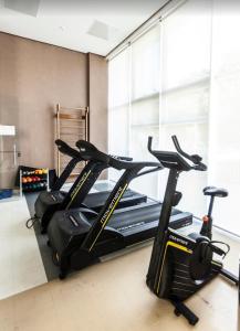a gym with two exercise bikes in a room at Apartamento completo ao lado do Riocentro - Rock in Farmasi Arena, Parque Olímpico in Rio de Janeiro