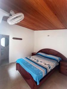 a bed in a bedroom with a wooden ceiling at Hermosa casa de sol Aragon 1 in Flandes