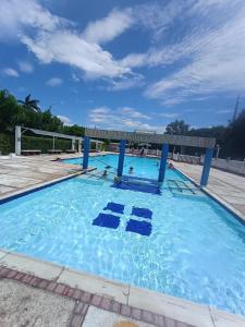 a large swimming pool with blue water at Hermosa casa de sol Aragon 1 in Flandes