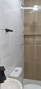 マセイオにあるPousada RTDのトイレ、洗面台、シャワー付きのバスルーム