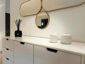 baño con espejo y encimera blanca en Villa Flamingo, en Arguineguín