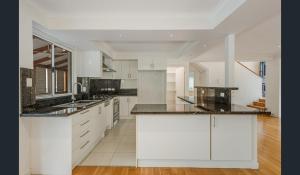 Dapur atau dapur kecil di Scarborough Private Accommodation B