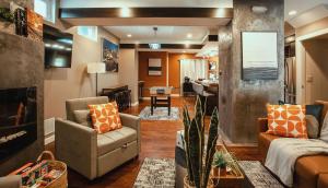 un salon avec un canapé et une cheminée dans l'établissement Pet-Friendly Southside Getaway - Sleeps 12, à Pittsburgh