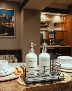 deux bouteilles de savon posées sur une table dans l'établissement Pet-Friendly Southside Getaway - Sleeps 12, à Pittsburgh 47 autres photos