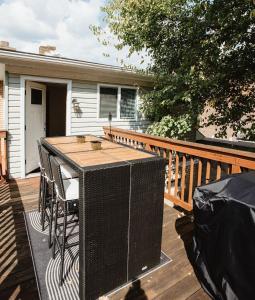 une terrasse en bois avec une table et des chaises dessus dans l'établissement Pet-Friendly Southside Getaway - Sleeps 12, à Pittsburgh