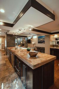 une grande cuisine avec un grand îlot avec un bol dessus dans l'établissement Pet-Friendly Southside Getaway - Sleeps 12, à Pittsburgh