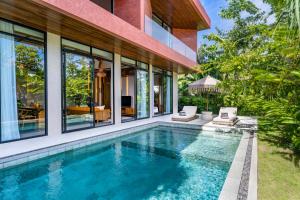 チャングーにあるTUI Blue Berawa Boutique Villaのスイミングプール付きの家の外観