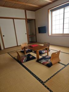 野沢温泉村にあるパール吉越の木製のテーブルと椅子のあるリビングルーム