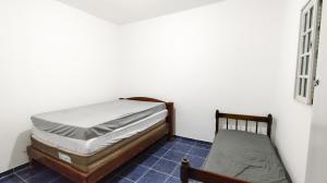 a bedroom with two twin beds in a room at Puruba House in Ubatuba