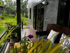 un porche de una casa con plantas y una puerta en Bantai Hideaway - House 2, en Ko Phangan 13 fotos más