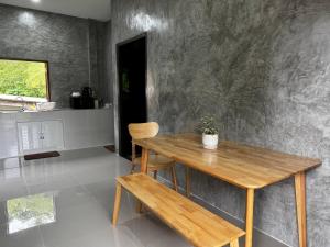 comedor con mesa de madera y banco en Bantai Hideaway - House 2, en Ko Phangan