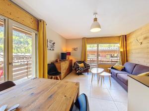 拉克吕萨La Clusaz : Appart cosy, 6 pers, parking inclus - FR-1-818-110的客厅里有一张沙发和一张桌子。