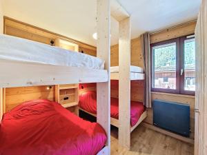 拉克吕萨La Clusaz : Appart cosy, 6 pers, parking inclus - FR-1-818-110的带窗户的房间里有两张双层床