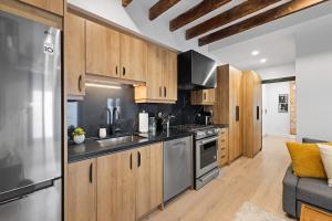 Η κουζίνα ή μικρή κουζίνα στο Modern Parkdale Getaway 1-Bedroom Parking