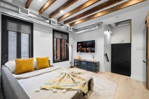 Μια τηλεόραση ή/και κέντρο ψυχαγωγίας στο Modern Parkdale Getaway 1-Bedroom Parking +35 φωτογραφίες