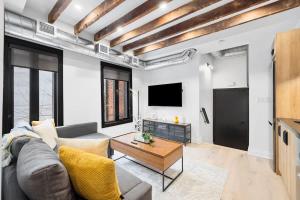 Μια τηλεόραση ή/και κέντρο ψυχαγωγίας στο Modern Parkdale Getaway 1-Bedroom Parking