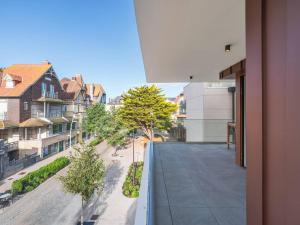 balcone con vista su una strada e sugli edifici di Villa Moderne au Touquet - Terrasse, Parking et Animaux Acceptés - FR-1-821-47 a Le Touquet-Paris-Plage