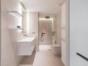 un bagno bianco con lavandino e WC di Villa Moderne au Touquet - Terrasse, Parking et Animaux Acceptés - FR-1-821-47 a Le Touquet-Paris-Plage Altre 8 foto