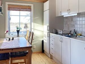 Η κουζίνα ή μικρή κουζίνα στο 6 person holiday home in LIDKÖPING-By Traum