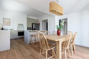Una cocina y un comedor con mesa y sillas de madera. en South Launceston Gem, Minutes to Cataract Gorge, en Kings Park