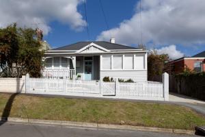 una casa blanca con una valla blanca en South Launceston Gem, Minutes to Cataract Gorge, en Kings Park