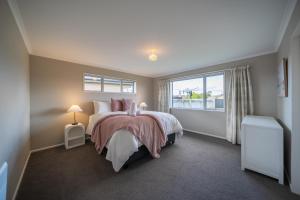 Postel nebo postele na pokoji v ubytování Fiordland Vista Lodge - Te Anau Holiday Home