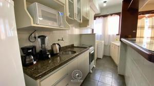Kuchyň nebo kuchyňský kout v ubytování Apto central em Torres - Apenas 250 mts do mar - Ar condicionado - TV Smart - Wifi - Roupa de cama e Banho - Garagem - Cozinho completa - Aceita Pet