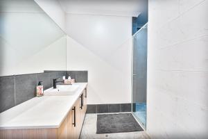 Ένα μπάνιο στο Master bedroom Beechboro