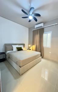 Una cama o camas en una habitación de Casa amplia y elegante cerca del Aeropuerto Palmerola 9 fotos más