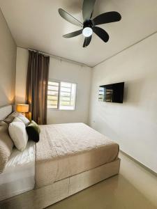 Una cama o camas en una habitación de Casa amplia y elegante cerca del Aeropuerto Palmerola